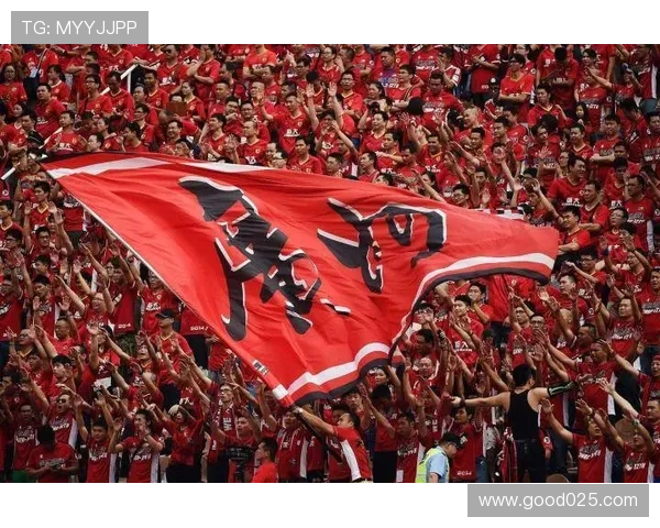 广州豹冲超战掀热潮越秀山球迷高举横幅力挺唯一本土广州队